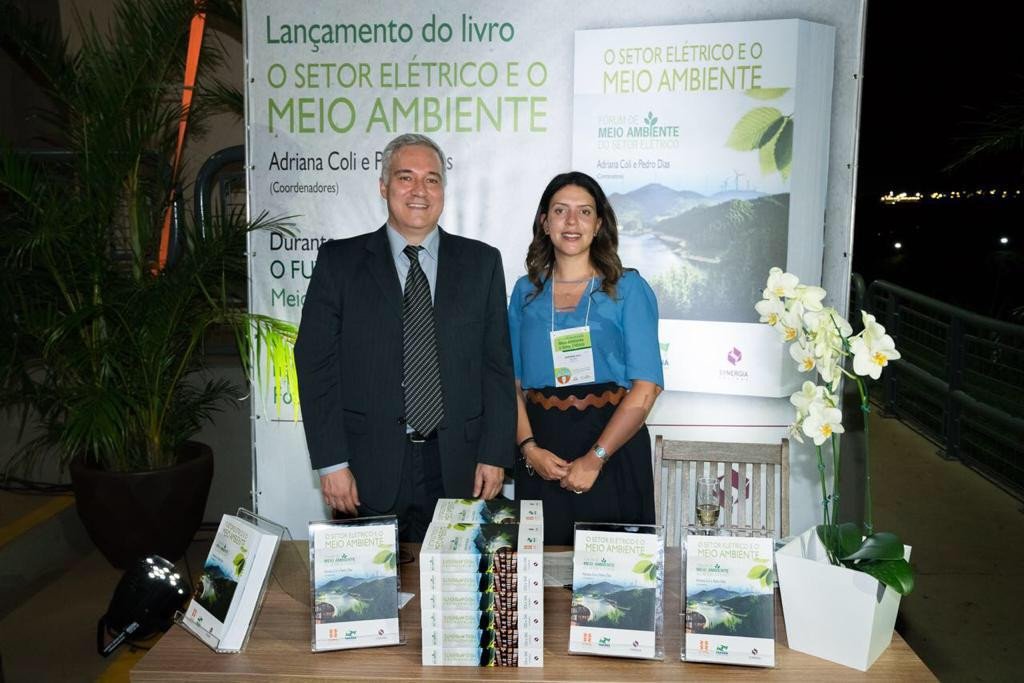 Pedro Dias e Adriana Coli durante o lançamento do livro O Setor Elétrico e o Meio Ambiente.